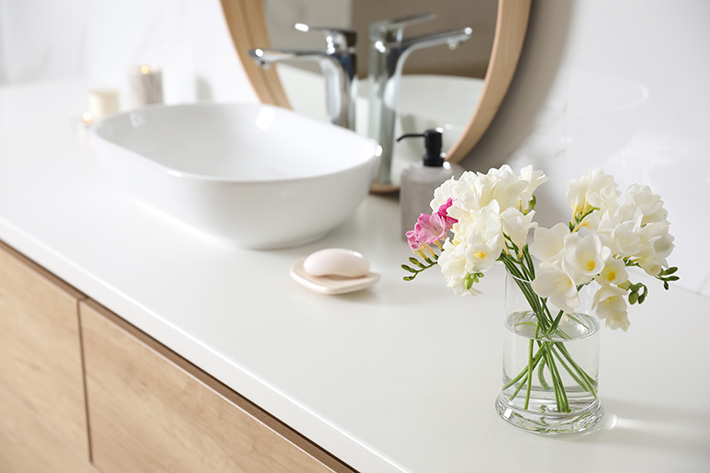 Granite or Quartz for Your Bathroom Countertop Replacement?